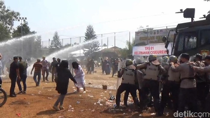 Simulasi penangan kerusuhan saat Pemilu 2024 di Purwakarta.