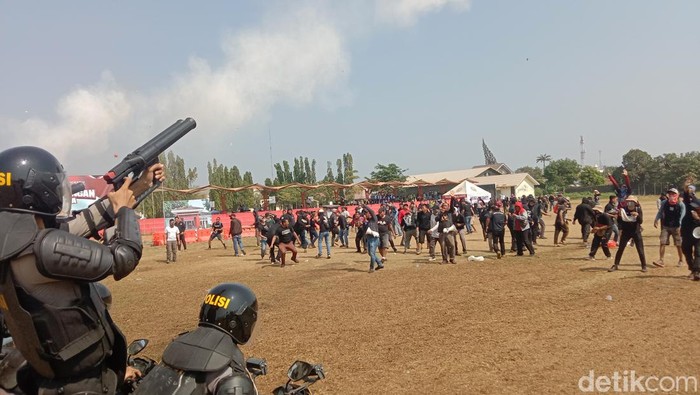 Simulasi pengamanan pemilu di Indramayu, Senin (16/10/2023).