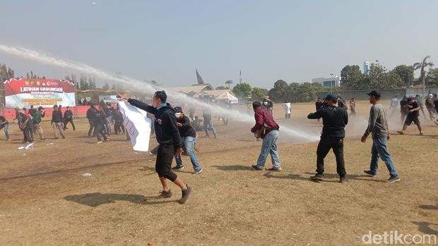 Simulasi pengamanan pemilu di Indramayu, Senin (16/10/2023).