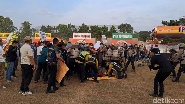 Sispamkota pengamanan Pemilu 2024 yang digelar Polres Jombang.