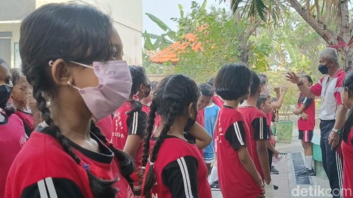 Siswa SDN 5 Pedungan turut terdampak asap kebakaran Tempat Pembuangan Akhir (TPA) Suwung, Denpasar, Bali.Senin (16/10/2023). (Ni Made Lastri Karsiani Putri/detikBali)