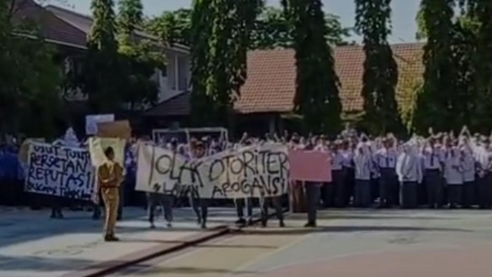 Siswa SMAN 17 Makassar menggelar demo di sekolah.