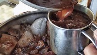 Tak kalah menarik, es coklat viral bisa juga ditemui di Es Coklat Tambah Umur di Surabaya. Es coklat ini jadi salah satu yang terkenal enak sejak dulu. Foto : Instagram @cecekuliner