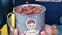 Segelas es coklat dark premium bisa dinikmati di Es Coklat Duo Boedjang. Gelasnya jumbo dan sudah dilengkapi roti lembut. Harganya mulai dari Rp 8 ribu saja. Foto : Instagram @escoklatduoboedjang