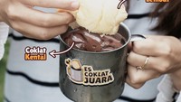 Segelas es coklat kental dengan tambahan roti polos yang lembut bisa dinikmati di Es Coklat Juara. Harganya juga hanya Rp 6.500 an saja. Gerainya bisa ditemui di Jakarta hingga Bengkulu. Foto : Instagram @escoklatjuara.id