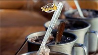 Minum segelas es coklat pekat yang menyegarkan bisa di Es Coklat Ngetop. Harganya mulai dari Rp 8 ribu saja. Gerainya tersebar luas, mulai dari Jakarta hingga Batam. Foto : Instagram @escoklatngetop