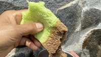 Sesuai namanya Es Coklat Nagih, katanya segelas es coklat ini emang bikin ketagihan loh. Es coklat Rp 8 ribuan ini juga bisa ditambah topping sereal yang bikin makin nikmat. Foto : Instagram @escoklat.nagihjkt