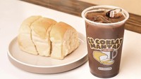 Tempat minum Es Coklat Mantap ini gerainya sudah tersebar di seluruh Indonesia. Menawarkan segelas es coklat yang 100% terbuat dari cokelat asli. Makin mantap disantap sama roti lembut. Harganya sekitar Rp 9 ribuan. Foto : Instagram @escoklatmantap