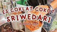 Di Solo, ada penjual es coklat gerobakan viral, namanya Es Coklat Cokot Sriwedari. Harganya Rp 8 ribuan saja, sudah dapat segelas jumbo es coklat. Foto : Instagram @bukumenudisolo