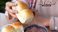 Di Bandung hingga Bogor ada tempat minum es coklat enak, Es Cokelat Tiada Dua. Uniknya, mereka menambahkan toping parutan keju hingga marshmallow di atasnya. Harganya mulai dari Rp 9 ribu saja. Foto : Instagram @escoklat.tiadadua