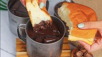 Es Coklat Panjang Umur Semarang juga menawarkan segelas es coklat pekat yang bisa diberi topping sereal dan marshmallow. Harganya mulai dari Rp 10 ribuan. Gerainya bisa ditemui di Bekasi hingga Palembang. Instagram @ escoklat_panjangumursemarang