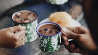 Es coklat pekat yang viral ini bisa ditemui di Sunter, namanya Es Coklat Impian. Menawarkan tiga ukuran gelas dengan harga mulai dari Rp 6.500 saja. Setiap es coklat juga dilengkapi roti. Foto : Instagram @coklatimpian