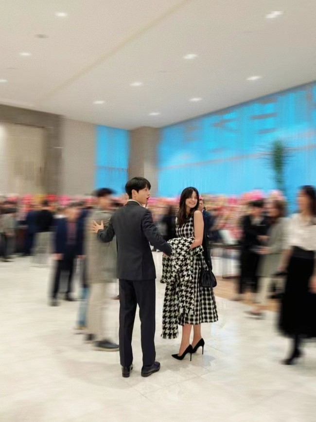 Foto-foto Song Joong Ki menghadiri pernikahan adik perempuannya viral di media sosial pada 14 Oktober. Penggemar terkejut melihat keberadaan Katy Louise Saunders, karena mengira istri Song Joong Ki menetap di Roma, Italia setelah menyambut kelahiran anak pertama mereka.Foto: dok. Twitter @sjkwings1985