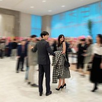 Foto-foto Song Joong Ki menghadiri pernikahan adik perempuannya viral di media sosial pada 14 Oktober. Penggemar terkejut melihat keberadaan Katy Louise Saunders, karena mengira istri Song Joong Ki menetap di Roma, Italia setelah menyambut kelahiran anak pertama mereka.Foto: dok. Twitter @sjkwings1985