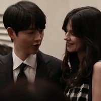 Pasangan ini menjadi pusat perhatian selama acara pernikahan adik perempuan Song Joong Ki berlangsung. Mereka sibuk menyapa para tamu undangan yang hadir. Foto: dok. Twitter @sjkwings1985, dok. Twitter @sang_nihal