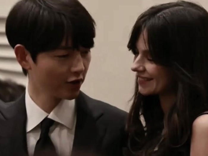 Song Joong Ki dan istri menghadiri pernikahan adik perempuannya.