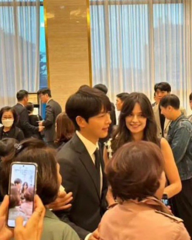 Song Joong Ki selalu berada di dekat sang istri, mengenalkannya kepada keluarga dan kerabat terdekat. Wajah Katy Louise Saunders pun terlihat teduh dengan senyuman manis dalam setiap kesempatan.Foto: dok. Twitter @sjkwings1985, dok. Twitter @sang_nihal