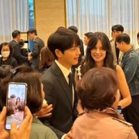 Song Joong Ki selalu berada di dekat sang istri, mengenalkannya kepada keluarga dan kerabat terdekat. Wajah Katy Louise Saunders pun terlihat teduh dengan senyuman manis dalam setiap kesempatan.Foto: dok. Twitter @sjkwings1985, dok. Twitter @sang_nihal