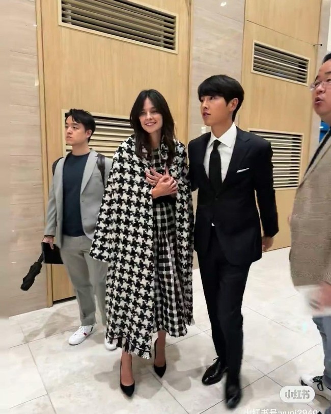Di awal hubungan mereka, Katy Louise Saunders kerap mendampingi Song Joong Ki menghadiri pesta pernikahan. Bahkan mereka pertama kali terciduk di Bali saat kondangan. Foto-fotonya menghebohkan jagat maya pada bulan Desember lalu.   Foto: dok. Twitter @sjkwings1985, dok. Twitter @sang_nihal
