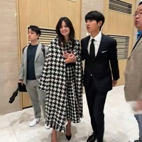 Di awal hubungan mereka, Katy Louise Saunders kerap mendampingi Song Joong Ki menghadiri pesta pernikahan. Bahkan mereka pertama kali terciduk di Bali saat kondangan. Foto-fotonya menghebohkan jagat maya pada bulan Desember lalu.   Foto: dok. Twitter @sjkwings1985, dok. Twitter @sang_nihal