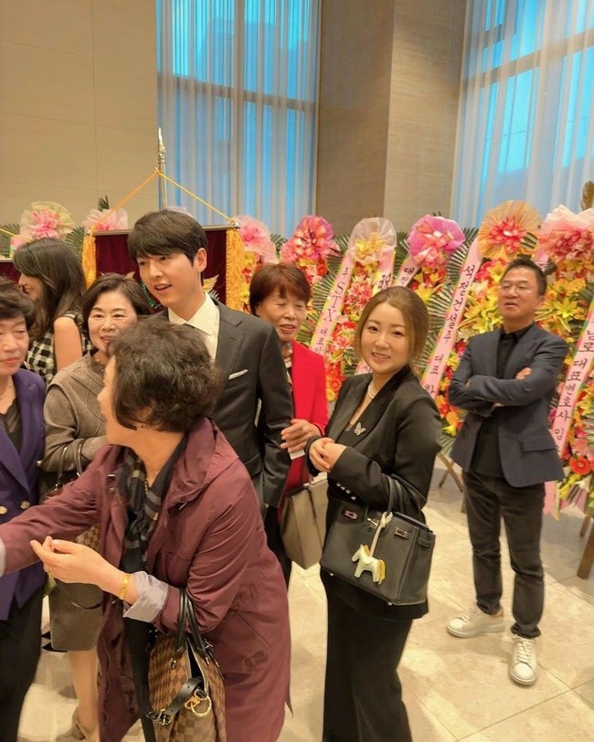 Beberapa tamu undangan tak ingin melewatkan kesempatan berfoto dengan Song Joong Ki. Sedangkan istrinya Katy Louise Saunders terlihat membaur dengan tamu undangan di pernikahan adik ipar. Foto: dok. Twitter @sjkwings1985, dok. Twitter @sang_nihal