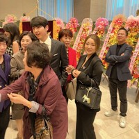 Beberapa tamu undangan tak ingin melewatkan kesempatan berfoto dengan Song Joong Ki. Sedangkan istrinya Katy Louise Saunders terlihat membaur dengan tamu undangan di pernikahan adik ipar. Foto: dok. Twitter @sjkwings1985, dok. Twitter @sang_nihal