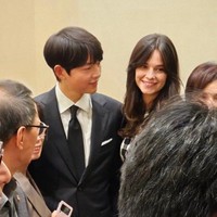 Istri Song Joong Ki memang belum lama melahirkan, tepatnya pada 14 Juni. Namun, wanita berdarah Inggris-Kolombia itu terakhir kali muncul di hadapan publik saat berjalan-jalan dengan Song Joong Ki di Roma.Foto: dok. Twitter @sjkwings1985