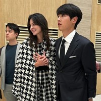 Aktor Korea Song Joong Ki menghadiri pernikahan adik perempuannya bersama sang istri. Tak sedikit netizen yang salah fokus dan menyorot kecantikan istri bule Song Joong Ki, Katy Louise Saunders. Foto: dok. Twitter @sjkwings1985