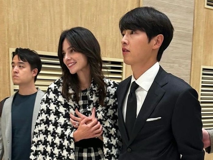 Song Joong Ki dan istri menghadiri pernikahan adik perempuannya