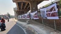 Jelang Mahkamah Konstitusi bacakan putusan gugatan batas usia Capres-Cawapres pada 16 Oktober 2023 muncul spanduk lawan politik dinasti. 