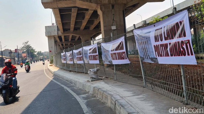Spanduk Lawan Politik Dinasti Mejang di Kalimalang Spanduk bertuliskan 'Ayo Lawan Politik Dinasti' terpasang di kawasan Kalimalang, Jakarta. Spanduk ini terpasanh jelang putusan MK terkait batas usia Capres-Cawapres.