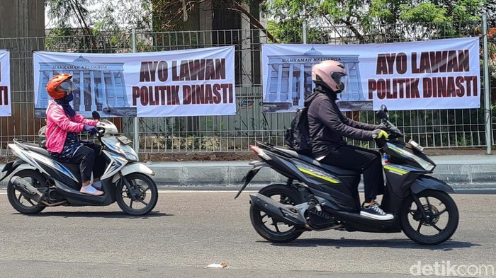 Spanduk Lawan Politik Dinasti Mejang di Kalimalang Spanduk bertuliskan 'Ayo Lawan Politik Dinasti' terpasang di kawasan Kalimalang, Jakarta. Spanduk ini terpasanh jelang putusan MK terkait batas usia Capres-Cawapres.