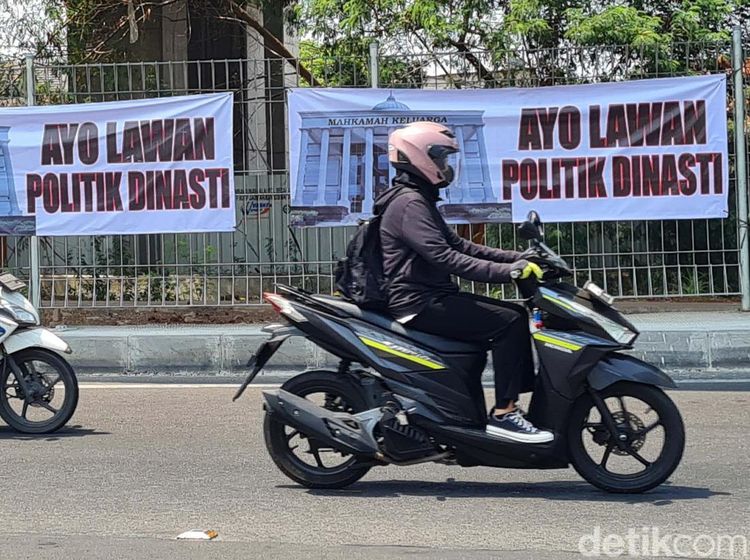 Spanduk Lawan Politik Dinasti Mejeng di Kalimalang