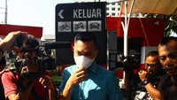KPK sebelumnya telah menahan empat tersangka baru dalam kasus korupsi terkait proyek pembangunan Gereja Kingmi Mile 32 di Kabupaten Mimika, Papua. Empat tersangka ini terdiri dari tiga swasta dan satu aparatur sipil negara (ASN). Keempat tersangka baru tersebut bernama Budiyanto Wijaya (BW), Arif Yahya (AY), Gustaf Urbanus Patandianan (GUP), dan seorang ASN bernama Totok Suharto (TS). 