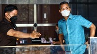 Sirajudin keluar gedung KPK usai menjalani pemeriksaan sebagai saksi dalam kasus korupsi pembangunan Gereja Kingmi Mile 32 di Kabupaten Mimika, Papua. Kasus korupsi itu merugikan negara senilai Rp 11,7 miliar. 