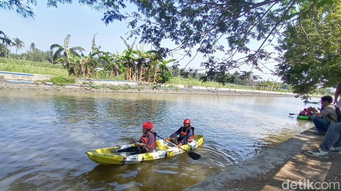 Suasana obwis susur Sungai menggunakan kano di Sungai Winongo Kecil, Pedukuhan Baran, Srigading, Sanden, Bantul, Minggu (15/10/2023).