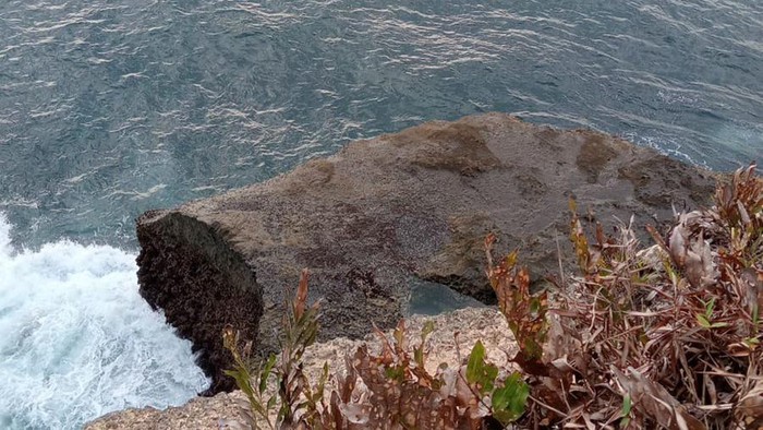 Tebing Pantai Sioro Tulungagung, lokasi hilangnya pemburu ikan.