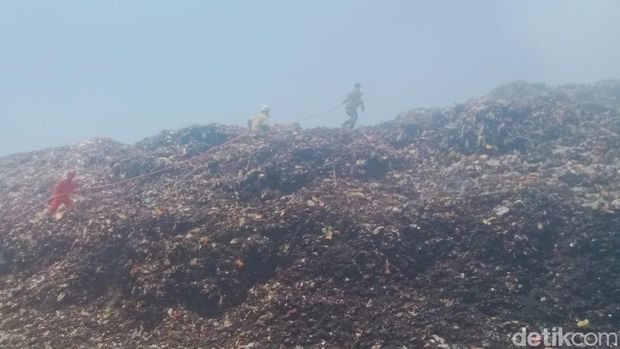Tempat pengelola akhir (TPA) sampah milik Kabupaten Klaten di Desa Troketon, Kecamatan Pedan, terbakar, Senin (16/10/2023).