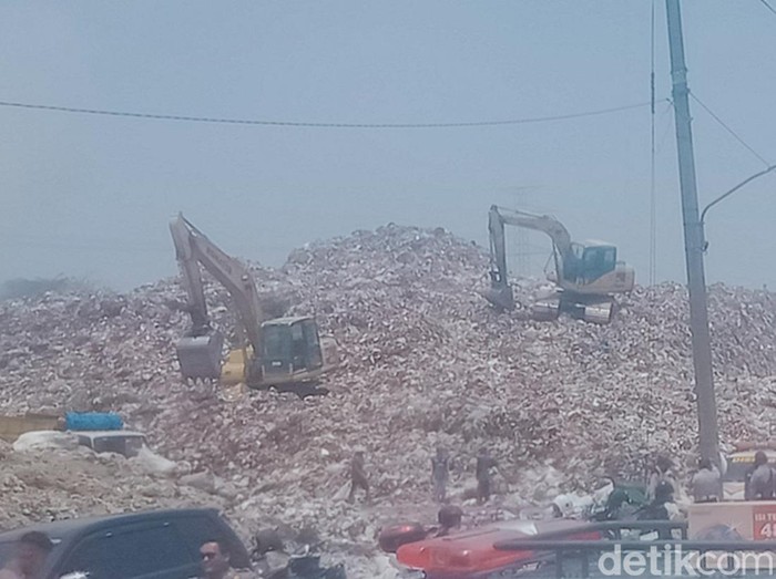 Tempat pengelola akhir (TPA) sampah milik Kabupaten Klaten di Desa Troketon, Kecamatan Pedan, terbakar, Senin (16/10/2023).