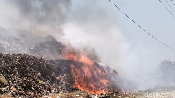 Tempat pengelola akhir (TPA) sampah milik Kabupaten Klaten di Desa Troketon, Kecamatan Pedan, terbakar, Senin (16/10/2023).
