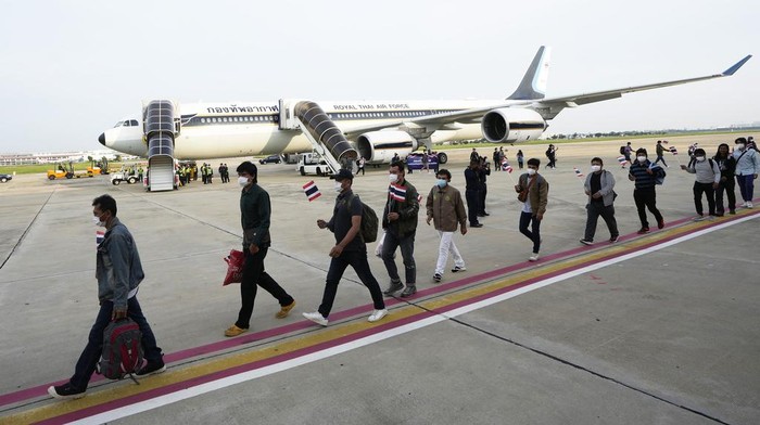 Thailand Evakuasi Ratusan Orang dari Israel Setelah 24 Warganya Tewas Thai workers who were evacuated from Israel, arrive at military airport in Bangkok, Thailand, Monday, Oct. 16, 2023. Some 130 Thai nationals from Israel have returned home as the war between Israel and Hamas rages. (AP Photo/Sakchai Lalit)