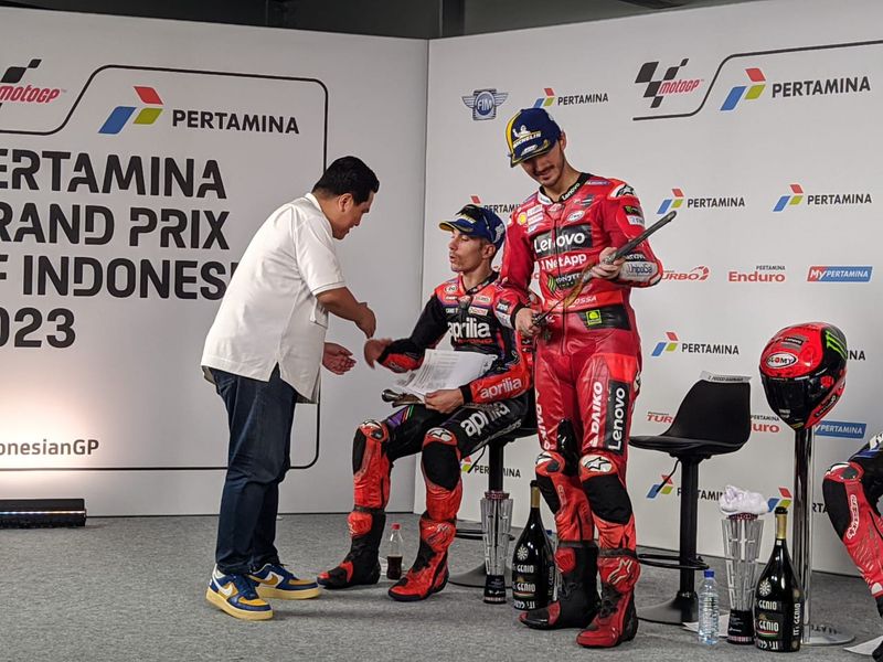 Tiga rider MotoGP diberikan keris pusaka karya seniman Lombok di Sirkuit Mandalika, Minggu malam (15/10/2023). (dok. Lalu Kusnawan)