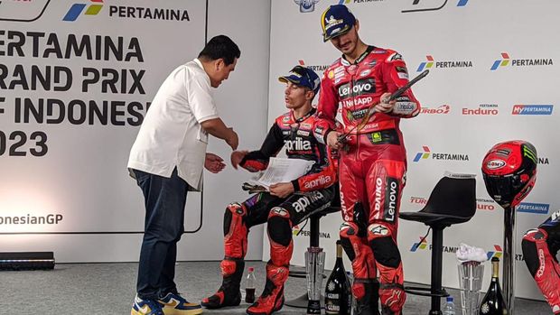 Tiga rider MotoGP diberikan keris pusaka karya seniman Lombok di Sirkuit Mandalika, Minggu malam (15/10/2023). (dok. Lalu Kusnawan)