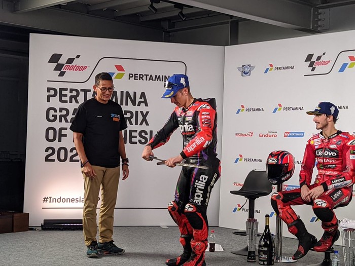 Tiga rider MotoGP diberikan keris pusaka karya seniman Lombok di Sirkuit Mandalika, Minggu malam (15/10/2023). (dok. Lalu Kusnawan)