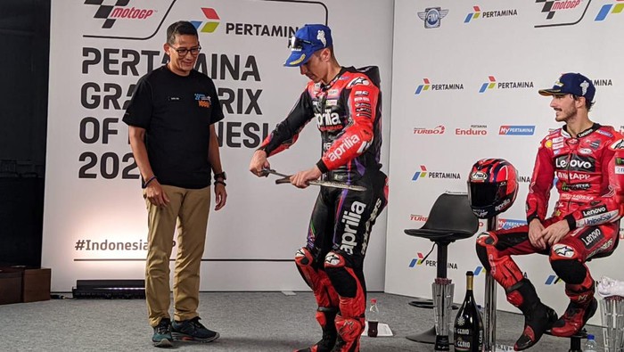 Tiga rider MotoGP diberikan keris pusaka karya seniman Lombok di Sirkuit Mandalika, Minggu malam (15/10/2023). (dok. Lalu Kusnawan)
