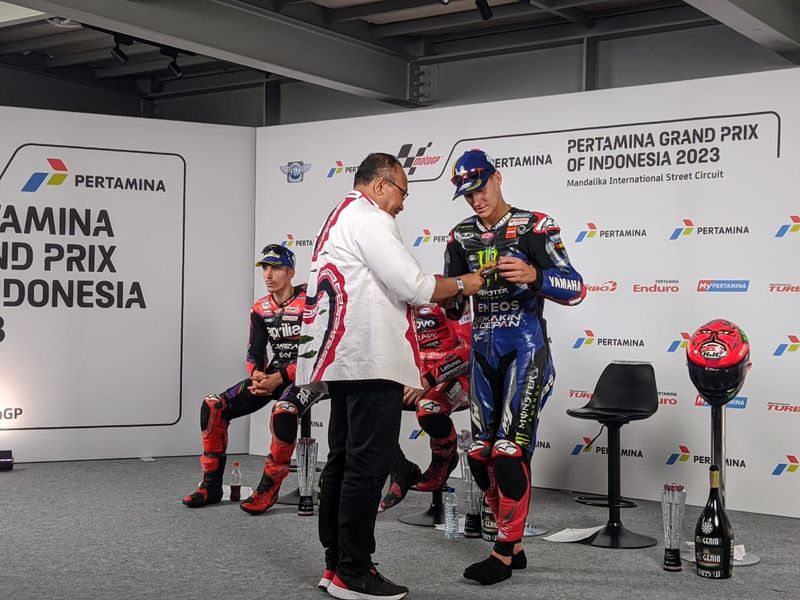 Tiga rider MotoGP diberikan keris pusaka karya seniman Lombok di Sirkuit Mandalika, Minggu malam (15/10/2023). (dok. Lalu Kusnawan)