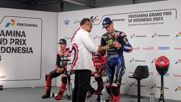 Tiga rider MotoGP diberikan keris pusaka karya seniman Lombok di Sirkuit Mandalika, Minggu malam (15/10/2023). (dok. Lalu Kusnawan)
