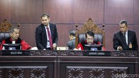 Pasal yang digugat mengatur soal batas usia minimal capres-cawapres, yakni 40 tahun dan tidak mengatur batas usia maksimal capres-cawapres.  