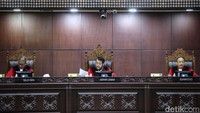Amar putusan. Mengadili, menolak permohonan para Pemohon untuk seluruhnya, demikian disampaikan Ketua MK Anwar Usman.  