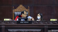 Dalam pembacaan putusan Hakim MK Arief Hidayat merunut pembentukan UUD 1945 soal syarat usia capres/cawapres. Dalam runutan itu dimasukkan sebagai ranah kebijakan pembuat UU.  